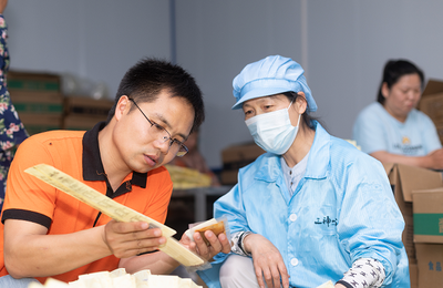 熊文文 大悟縣返鄉(xiāng)創(chuàng)業(yè)新鄉(xiāng)賢，以互聯(lián)網(wǎng)銷售助力鄉(xiāng)村振興，當(dāng)選“中國(guó)網(wǎng)事·感動(dòng)2023”二季度網(wǎng)絡(luò)感動(dòng)人物